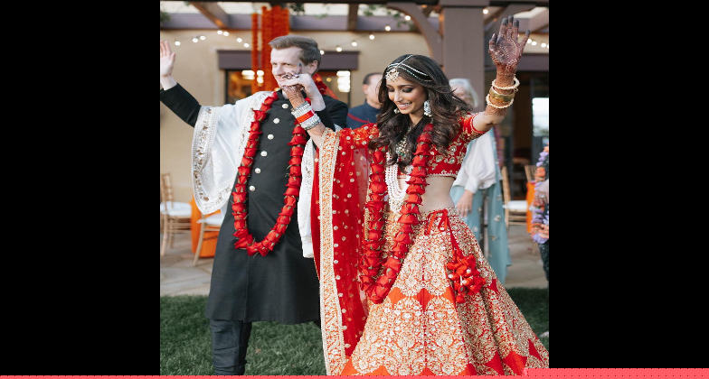  Indian Clothing_The Grand Trunk_couple in red and white