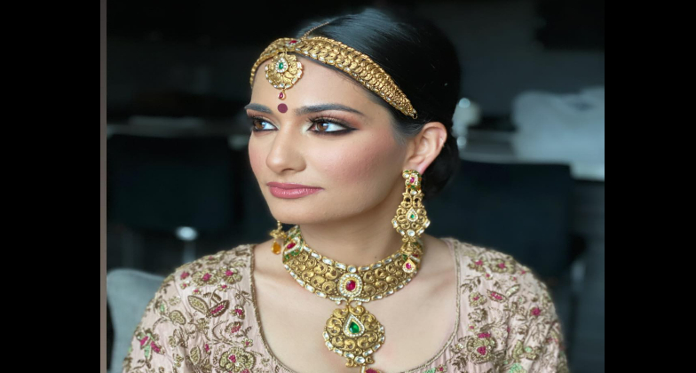 Indian Wedding Hair and Makeup_Mishal Sahdev Beauty Studio_Bride in Gold