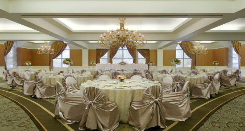 Indian Wedding Venue_Hilton Houston North_white reception